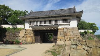 この門の手前の鉄門跡と合わせ、複雑な防備のための構造が楽しめました。