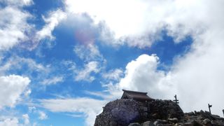 ロープウェイによるアクセスで日帰りが可能