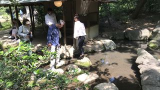 水の流れを眺められる東屋