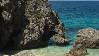 NHK朝の連ドラのロケ地となったハート岩を見ることができるビーチです。