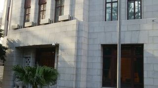 １９５０年築の重厚なビル