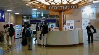 バス乗り場が整然と並んでいます