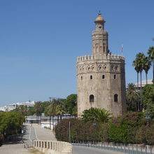 運河沿いに建つ12角形の塔です