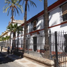 通りに面した長い建物です