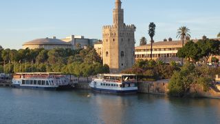 川沿いに建つ多角形の塔、オロ・タワー