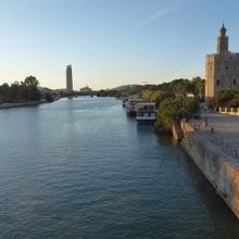 町中を流れる、静かで大きな川です