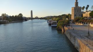 セビリアの町中を流れる、交通主役を務めていたグアダルキビル川