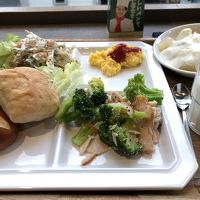 朝食はバイキング方式、パンが美味しい。左手の茶色いのが美味い