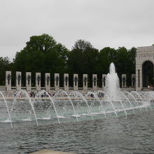 池を囲むように各州の碑が配置されています