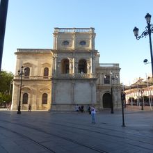 トラムが通る通りから見た市庁舎です