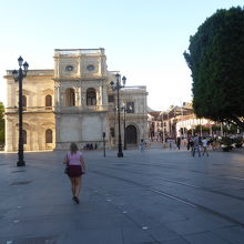 市庁舎の東西両側に立派な広場もあります