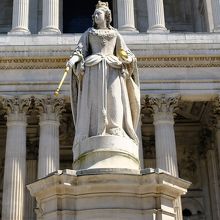 正面の手前には再建当時の君主アン女王の銅像がある