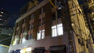 やや地味ながら歴史を感じるビルです