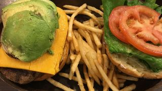 ボリューム満点ハワイアンバーガー