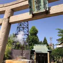 鳥居の向こうに湯気が