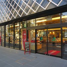 その1階に「御園小町」があります…あれっ？向こうには…