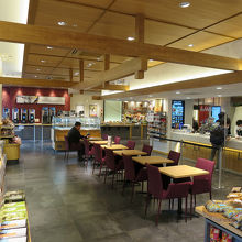 こちらは小さなフードコートですね
