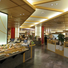 このあたりはお弁当などが売られていますが、奥には…