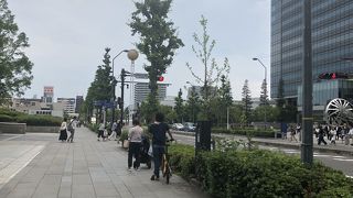 美術館の横の道