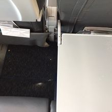 座席下もテーブル上もお菓子の食べカスだらけ AR1820便