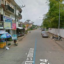 左の赤い看板が「WANG WANG」