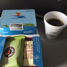 経由便だったので２回もらった菓子ボックス