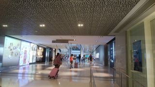 商業エリアは人が多い