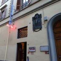 向かい側に　レストランあり