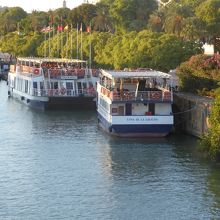 遊覧船は黄金の塔の前が波止場です