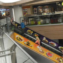 モールの右を入るとくらくらバスの停留所、店内からも行ける