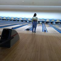 ボーリング場。浴衣にモンペで楽しめます。