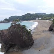 弧形が美しい白砂の浜