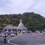 隣接ホテルに温泉がある中規模な道の駅