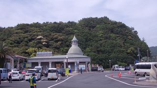 隣接ホテルに温泉がある中規模な道の駅