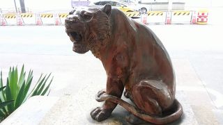 小さな虎の石碑