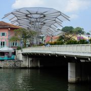 飲食街のクラーク・キーと裁判所が多い地区とを結ぶ橋。