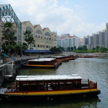 リード橋から見た待機中のシンガポール川クルーズ・ボート