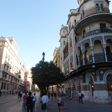 コンスティテューション通り沿いにある美しい建造物