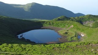 鳥海山の登山道の途中にある融雪でできた池