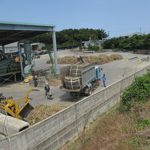 ニシ浜の東側に大きな工場が