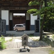 水門近くの大きなお寺