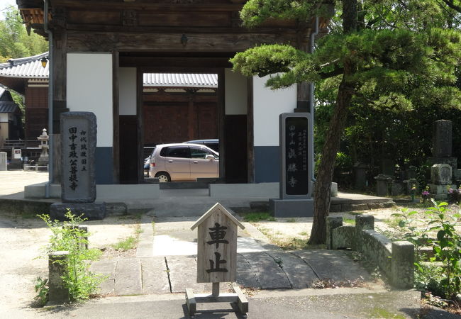 水門近くの大きなお寺