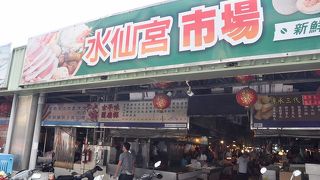 生鮮品を扱う店がたくさんあるほかく、衣料品店、食堂、お菓子屋さんなどもあり、台南庶民の総合市場だった