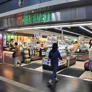 駅コンコースにはセブンイレブン、モスバーガーがあった