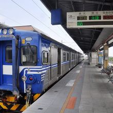 この青い電車が台鉄台南駅へ行く