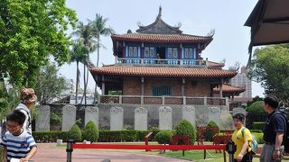 入場料５０元。入ってみると、城というより楼閣だった。屋根や外壁が赤色で、名前の理由もわかった