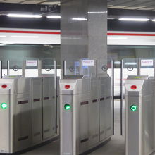 乗り降りは最新式自動改札でした