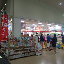 レジ待ちの行列が長い。