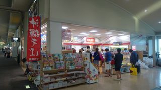 座って食べられる場所がない