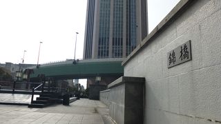 ２つの特徴的な建物を結んでいます